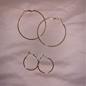2 pairs of gold hoop earrings tarnish free! Perfect condition